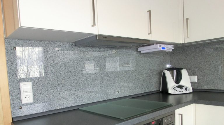 Küchenrückwand ESG klar mehrteilig mit Halterung PFOLIP – BRAUN Glas